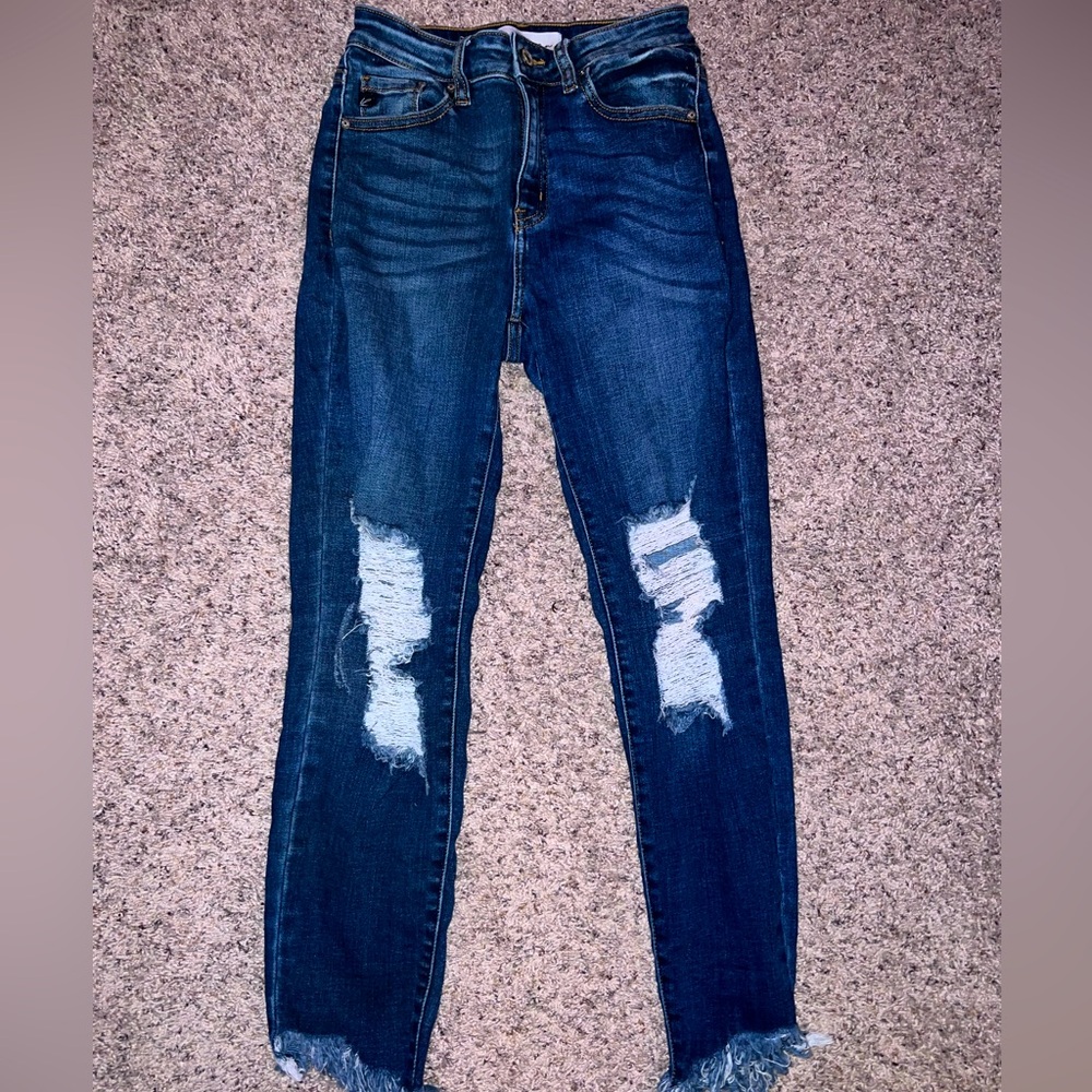 Love these jeans/frayed ends which are adorable